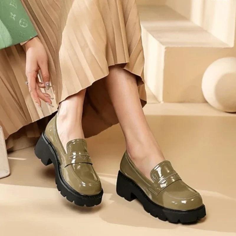 SIXTINE - Mocassins compensés en cuir verni Confort Orthopédique