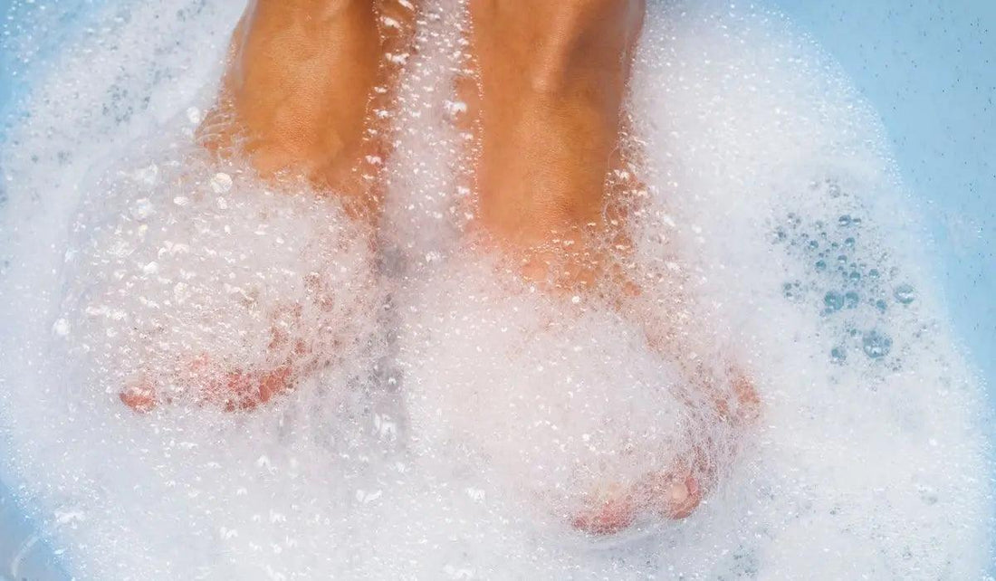 POURQUOI VOUS DEVEZ VOUS LAVER LES PIEDS TOUS LES SOIRS - Confort Orthopédique