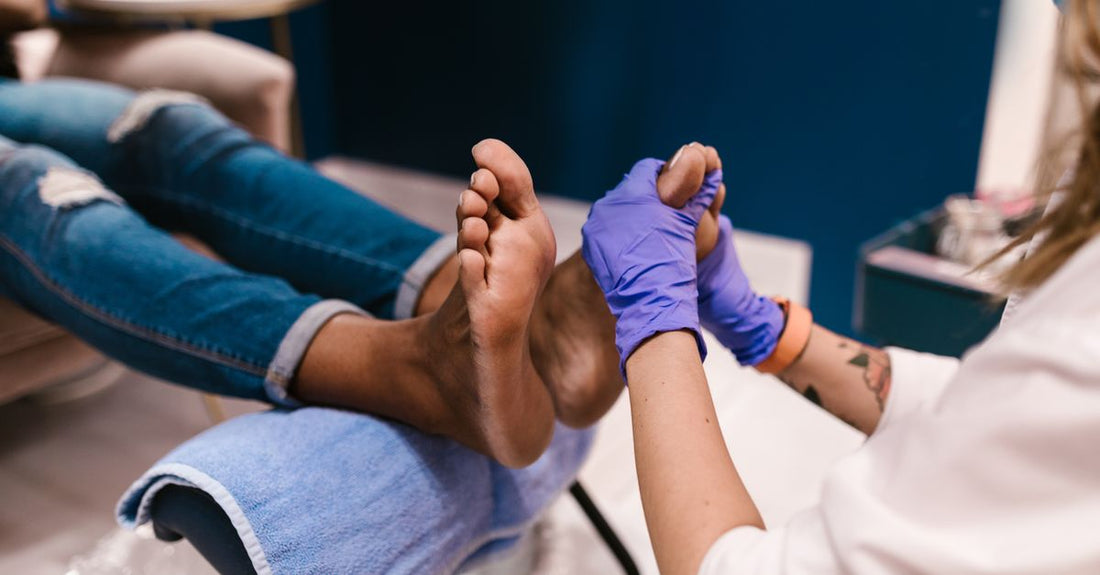Comment traiter une ampoule infectée au pied efficacement ?