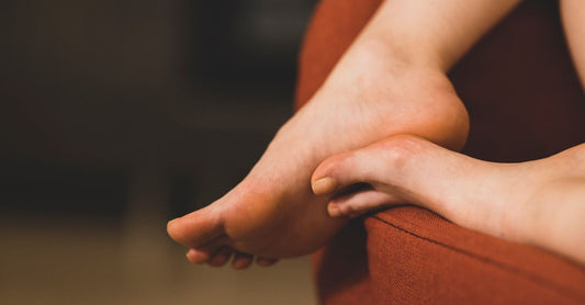 Comment gérer l'inflammation et la douleur des pieds rouges efficacement