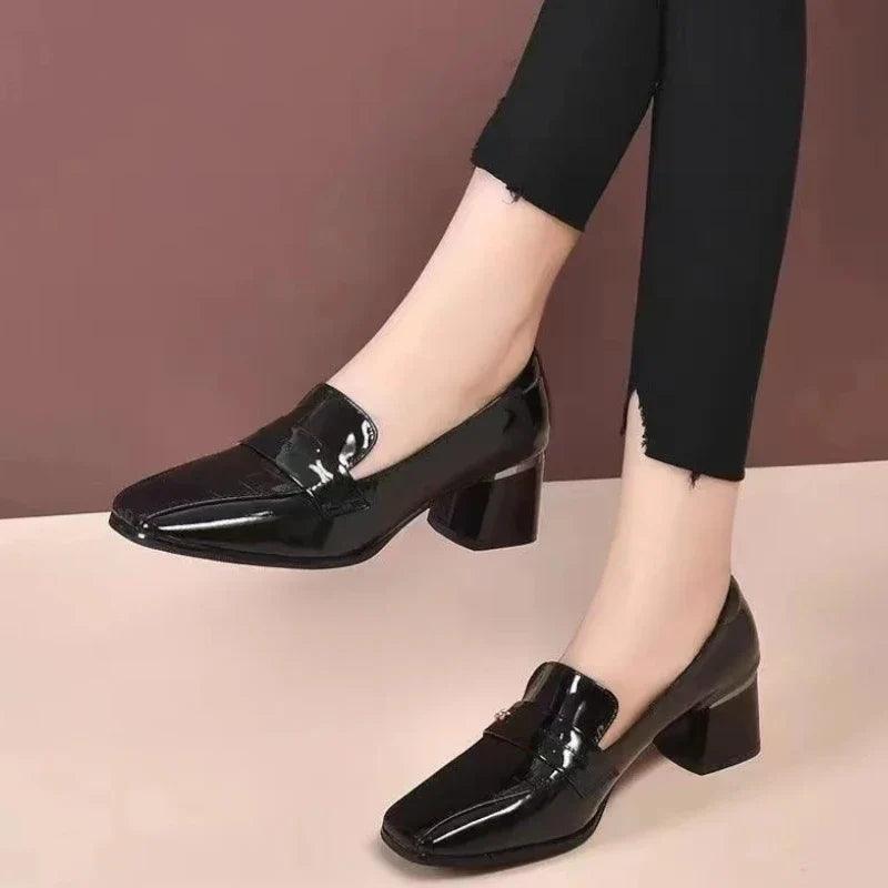 mocassin orthopedique femme a talons en cuir verni