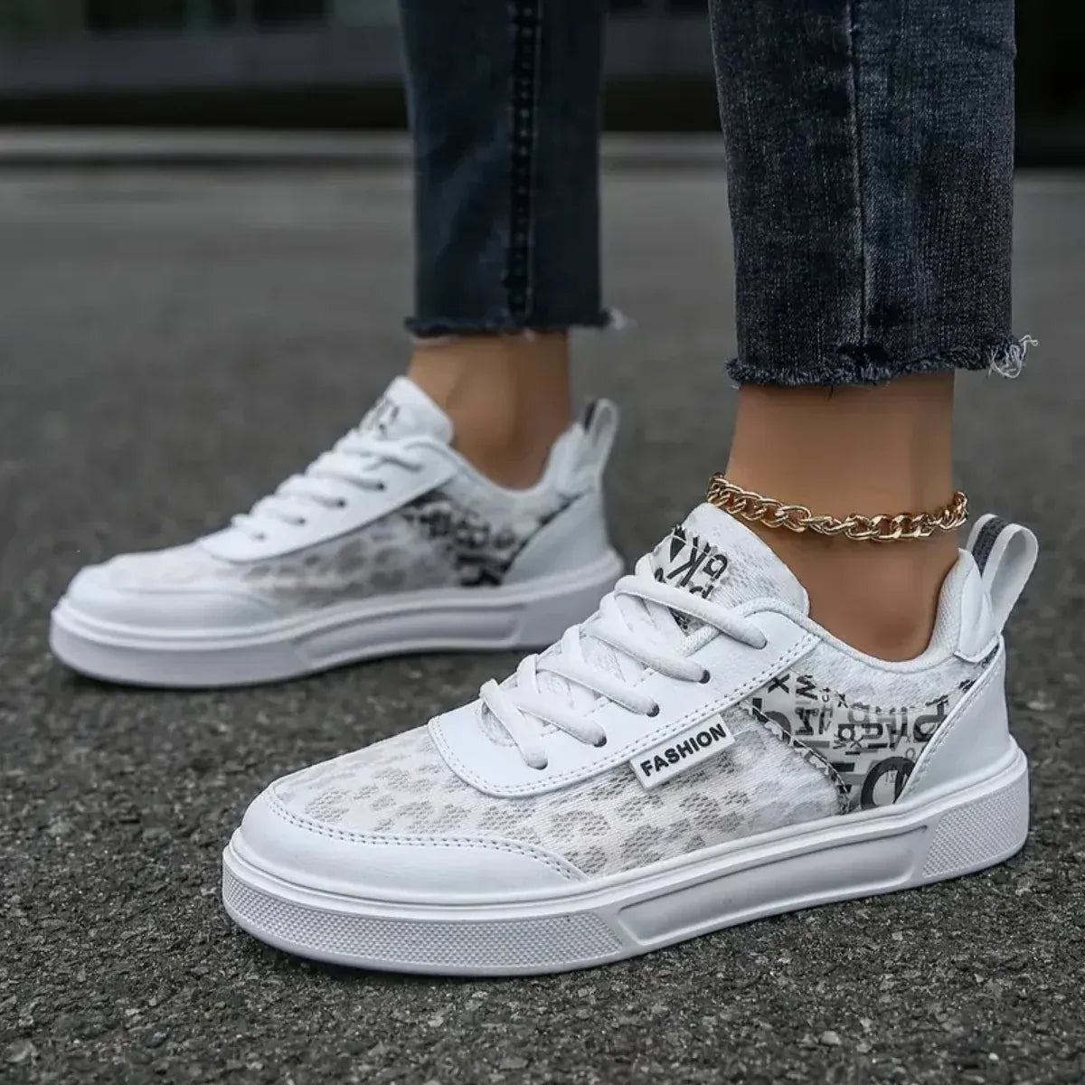 Basket Orthopédique Femme Élégante Blanche Avec Motifs - 38