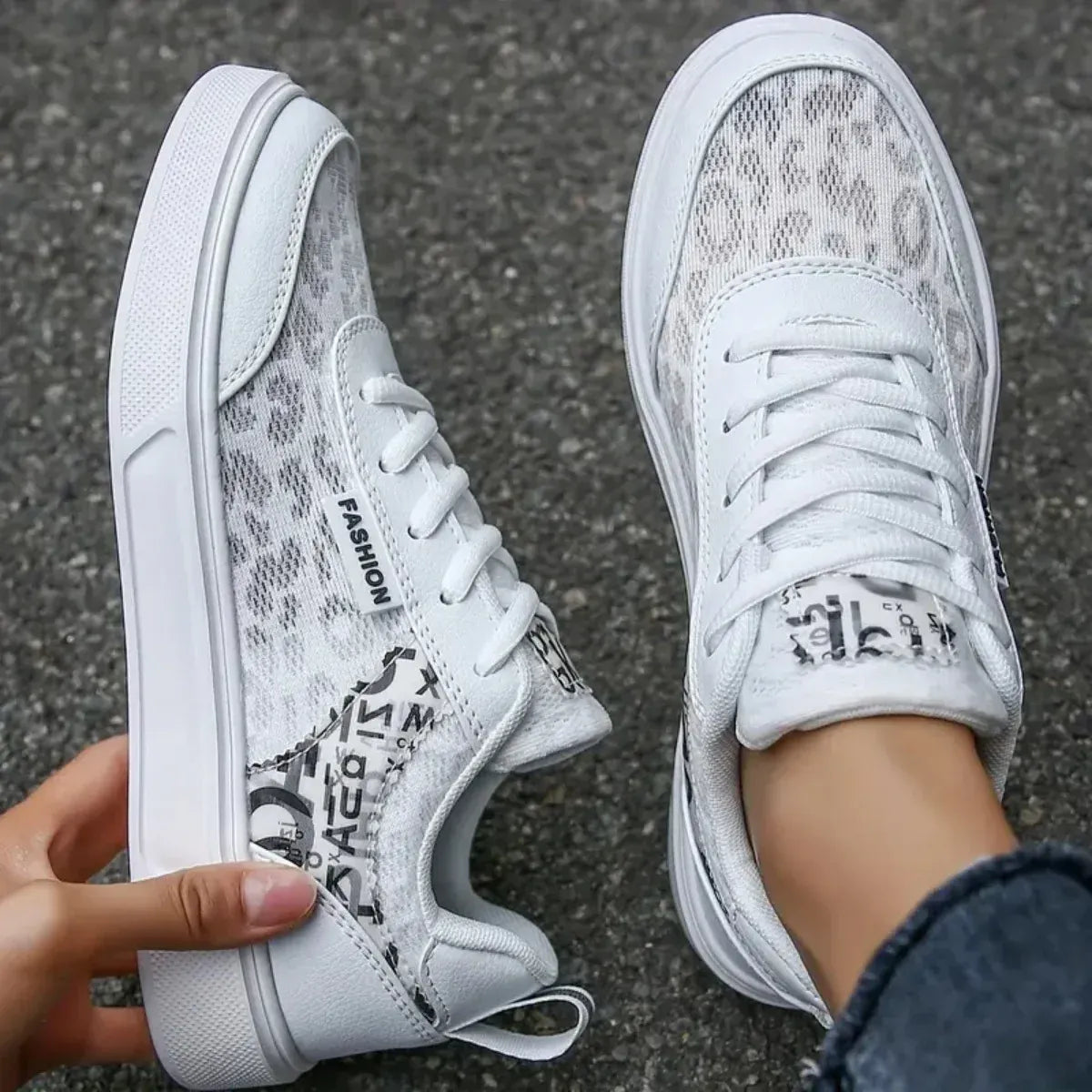 Basket Orthopédique Femme Élégante Blanche Avec Motifs - 37